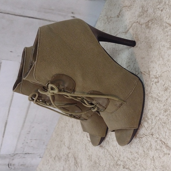 Elle Vaughn Olive Green Canvas Lace Up Booties, Size 9M - Picture 2 of 8